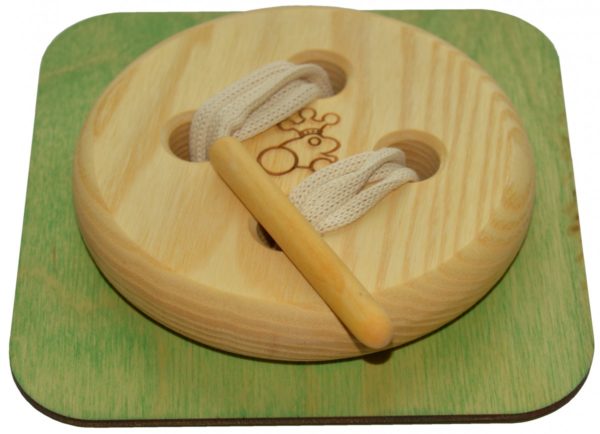 Fädelspiel Übungsknopf - großer Holz Knopf zum Fädeln lernen für Kinder und Kleinkinder | Bejol Bastelshop